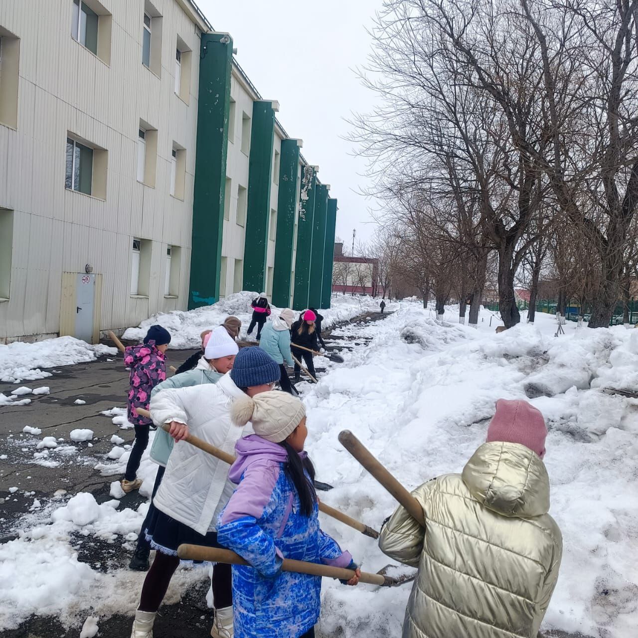 Помогаем весне: школьный субботник по уборке снега в разгаре!.